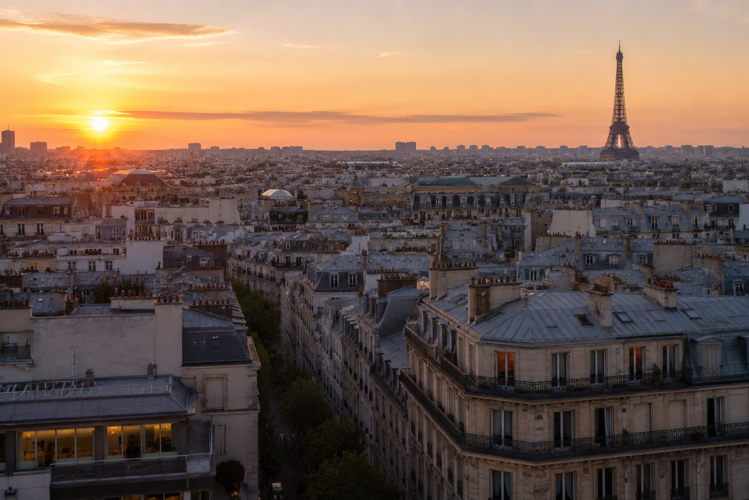 Salon d'un appartement haussmannien parisien lumineux